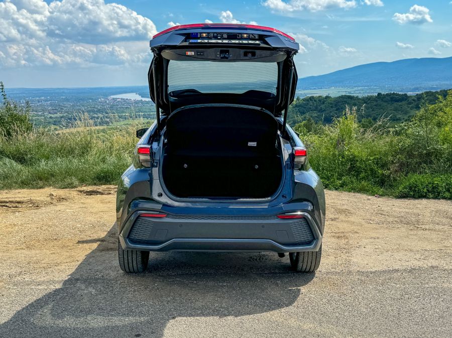 Bevált recept remek köntösben - Toyota C-HR 2.0 Hybrid 197 LE AWD e-CVT - Autó & Motor - MOBILITY - 2024 Toyota C-hr 2.0 hybrid teszt, 2024 Toyota C-hr AWD teszt, c-hr 2024, c-hr teszt, c-hr toyota, 