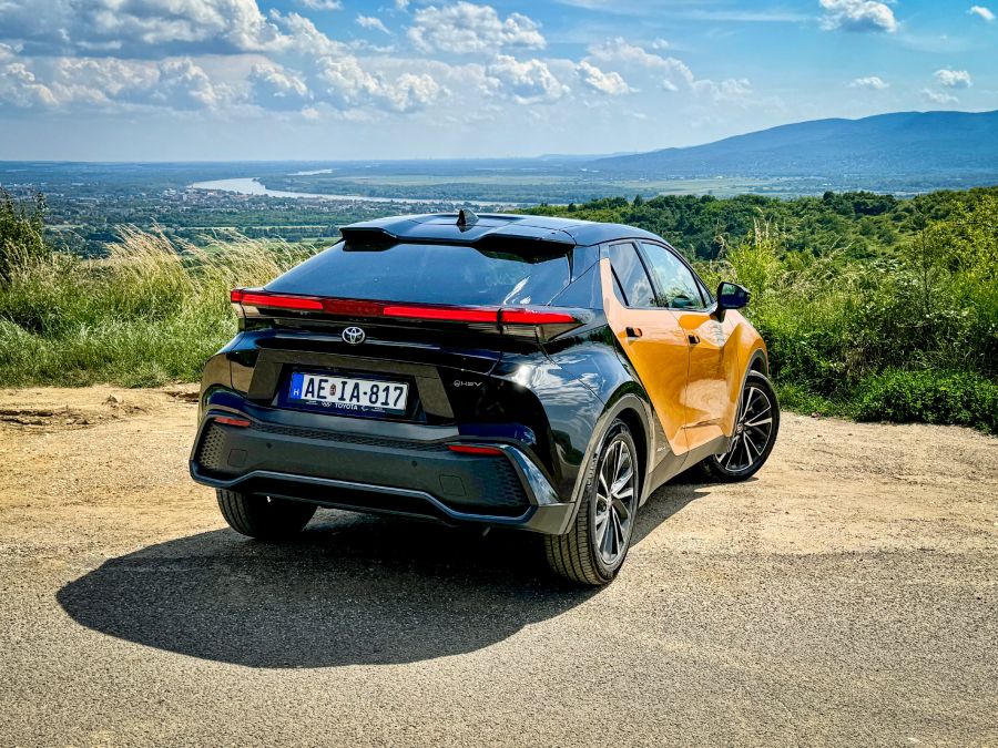 Bevált recept remek köntösben - Toyota C-HR 2.0 Hybrid 197 LE AWD e-CVT - Autó & Motor - MOBILITY - 2024 Toyota C-hr 2.0 hybrid teszt, 2024 Toyota C-hr AWD teszt, c-hr 2024, c-hr teszt, c-hr toyota, 