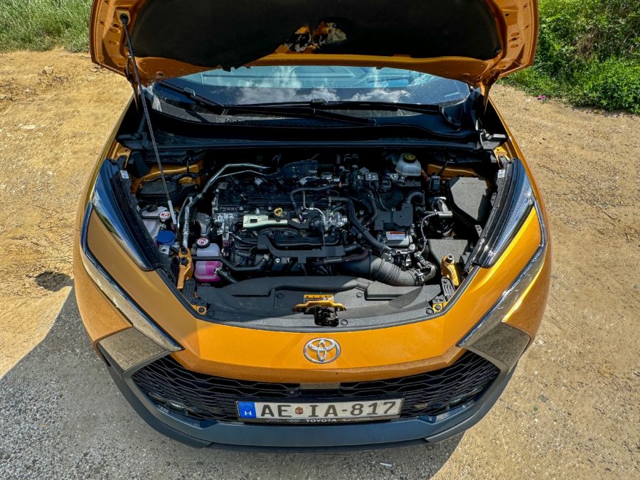 Bevált recept remek köntösben - Toyota C-HR 2.0 Hybrid 197 LE AWD e-CVT - Autó & Motor - MOBILITY - 2024 Toyota C-hr 2.0 hybrid teszt, 2024 Toyota C-hr AWD teszt, c-hr 2024, c-hr teszt, c-hr toyota, 