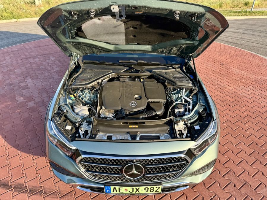 Az egyetlen Mercedes, amelyik piszkosan is menő - Mercedes-Benz E300de 4Matic All-Terrain - Autó & Motor - MOBILITY - 2024 mercedes e All terrain teszt, 2024 mercedes-benz e300de All-terrain teszt, e300 mercedes 2024, e300de, e300de kombi, e300de mercedes, e300de mercedes teszt, 