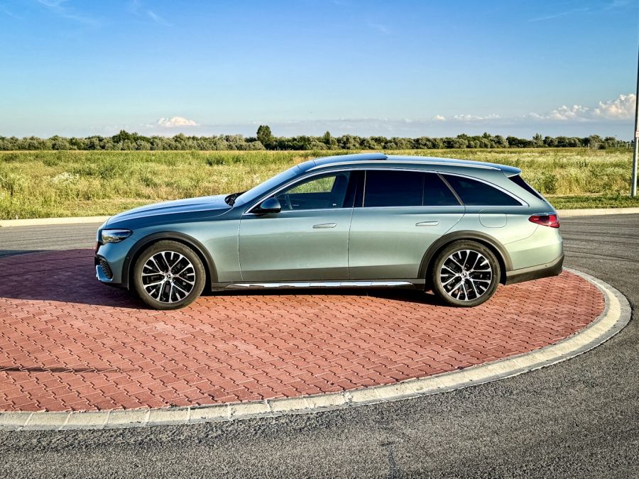 Az egyetlen Mercedes, amelyik piszkosan is menő - Mercedes-Benz E300de 4Matic All-Terrain - Autó & Motor - MOBILITY - 2024 mercedes e All terrain teszt, 2024 mercedes-benz e300de All-terrain teszt, e300 mercedes 2024, e300de, e300de kombi, e300de mercedes, e300de mercedes teszt, 