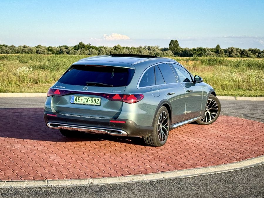 Az egyetlen Mercedes, amelyik piszkosan is menő - Mercedes-Benz E300de 4Matic All-Terrain - Autó & Motor - MOBILITY - 2024 mercedes e All terrain teszt, 2024 mercedes-benz e300de All-terrain teszt, e300 mercedes 2024, e300de, e300de kombi, e300de mercedes, e300de mercedes teszt, 