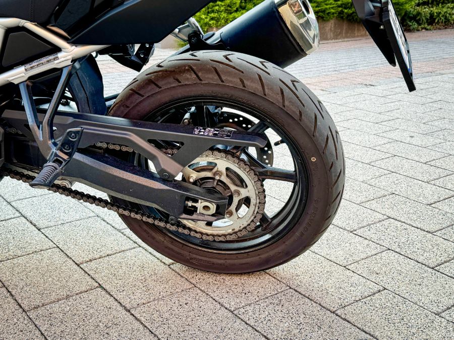 Megoldás, ha nem vagy elég magas – Suzuki V-Strom 800 - Autó & Motor - MOBILITY - 2024 suzuki v-strom 800 teszt, v-strom 800, v-strom 800 teszt,