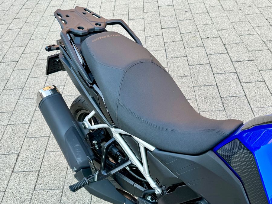 Megoldás, ha nem vagy elég magas – Suzuki V-Strom 800 - Autó & Motor - MOBILITY - 2024 suzuki v-strom 800 teszt, v-strom 800, v-strom 800 teszt,