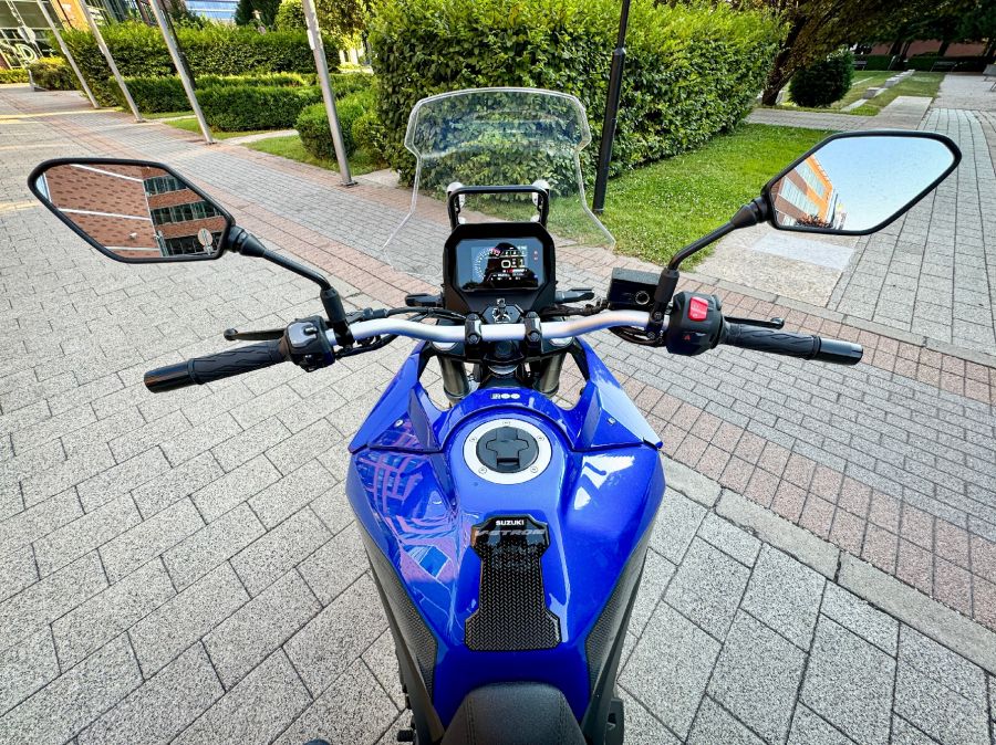 Megoldás, ha nem vagy elég magas – Suzuki V-Strom 800 - Autó & Motor - MOBILITY - 2024 suzuki v-strom 800 teszt, v-strom 800, v-strom 800 teszt,