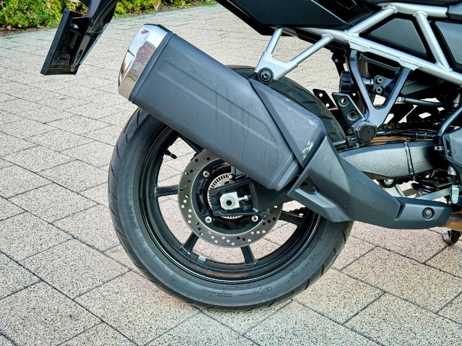 Megoldás, ha nem vagy elég magas – Suzuki V-Strom 800 - Autó & Motor - MOBILITY - 2024 suzuki v-strom 800 teszt, v-strom 800, v-strom 800 teszt,