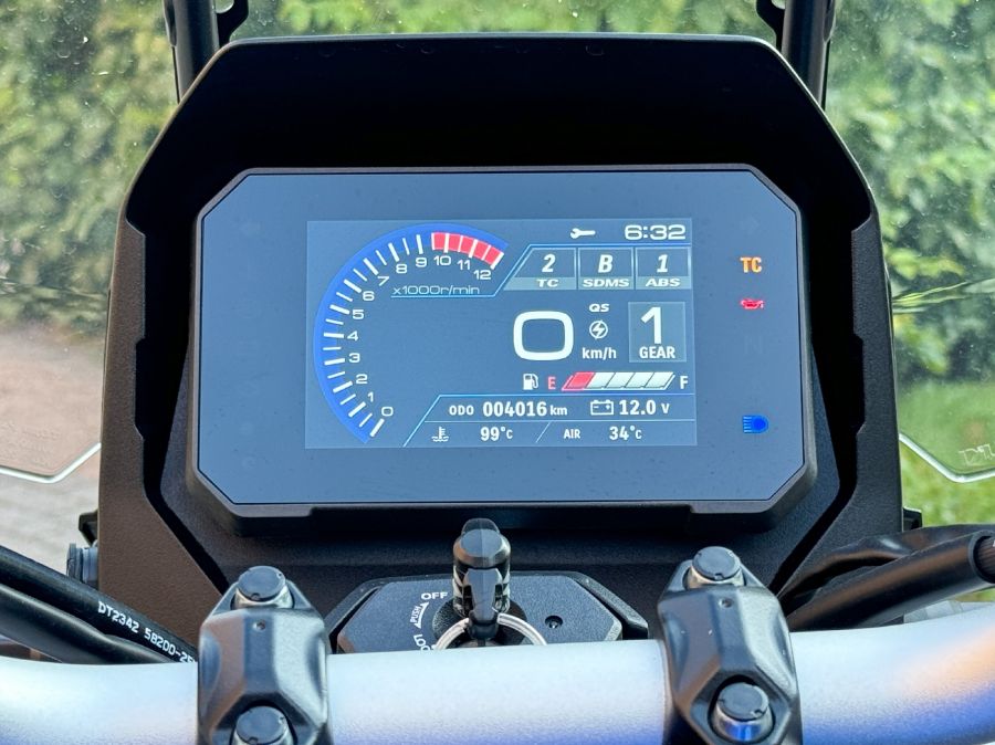 Megoldás, ha nem vagy elég magas – Suzuki V-Strom 800 - Autó & Motor - MOBILITY - 2024 suzuki v-strom 800 teszt, v-strom 800, v-strom 800 teszt,