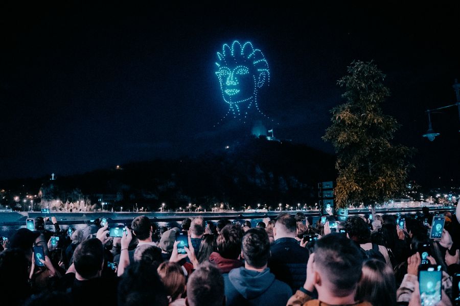 Megérkezett a videó a látványos drónshow-ról! Rákacsintott Budapestre, majd táncra perdült a Szabadság-szobor - STYLENEWS -  - budapest, drónshow gellért hegy, drónshow szabadság szobor, szabadság szobor, yettel, 