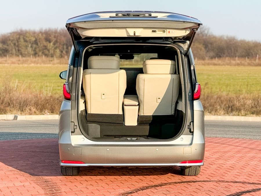 Business class vagy private jet négykeréken? Bemutatkozik a Lexus LM 350h AWD Supreme - Autó & Motor - MOBILITY - lexus, lexus lm, lexus lm 350h, lexus teszt, lexuslm, lexuslm teszt, lexuslm350h, lexuslm350hawd, luxus busz, private jet, 