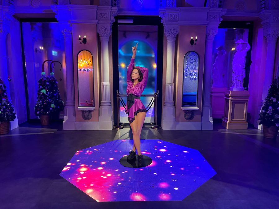 Dua Lipa viaszfigurája Budapestre érkezett - STYLENEWS -  - Alessandra Rich, Dua Lipa, Madame Tussauds,