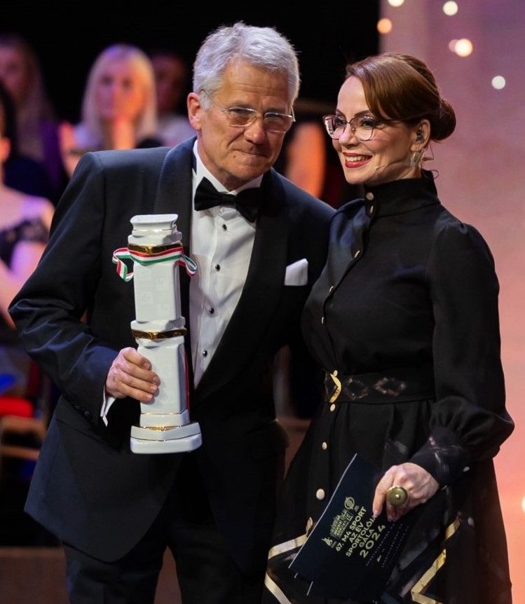 Kézműves művészeti alkotásokkal ismerték el az Év Sportolóit - STYLENEWS -  - 