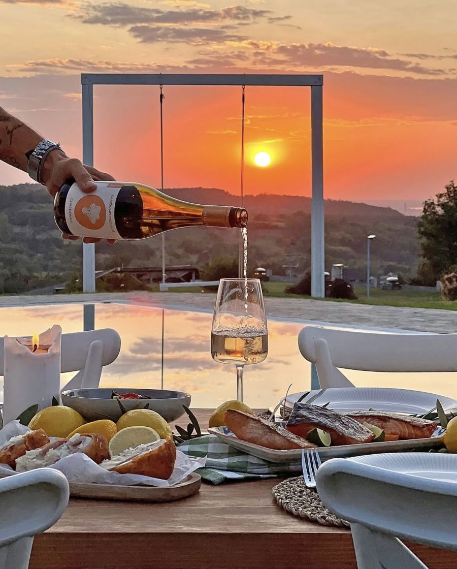 Kell a helyszín- HELLO HILLTOP! -  -  - bor, borászat, gasztro, hétvégi programok, hilltop, hilltop borbirtok, neszmély, szállás,