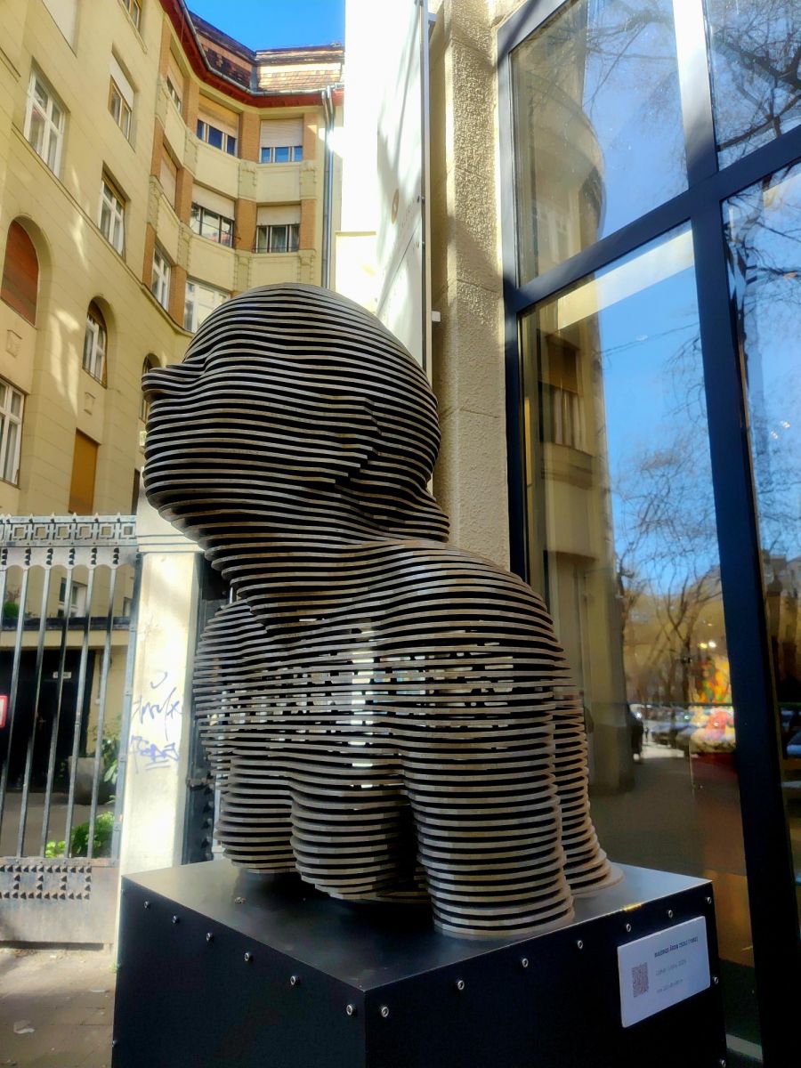 400 kilós fémszobor tűnt fel a Falk Miksa utcában - Kikapcsoló - STYLENEWS - falk miksa utca, fényjáték, galéria, Majoros Áron Zsolt, szobor, Virág Judit Galéria, 