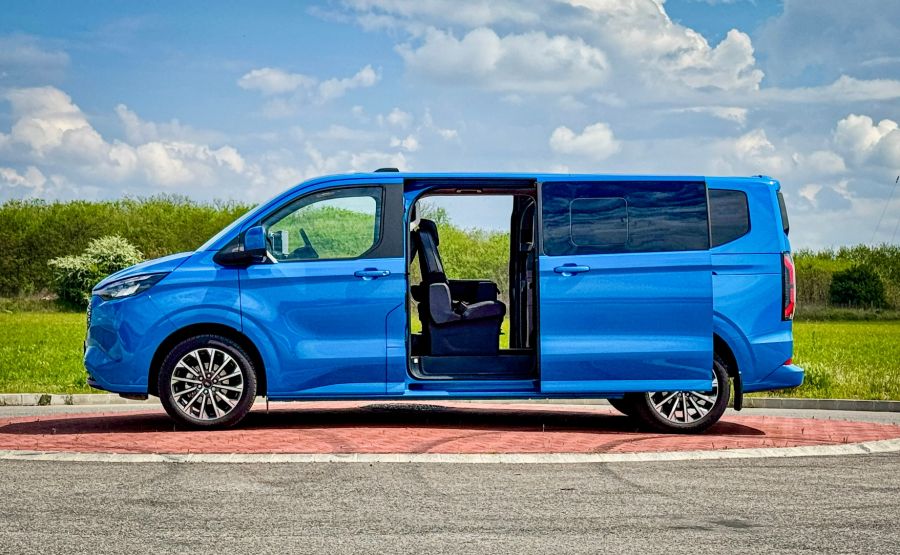 Amikor igazán nagyban utazol! – Ford Tourneo Custom BEV - Autó & Motor - MOBILITY - ford, ford tourneo, ford tourneo custom, ford tourneo custom electric, 