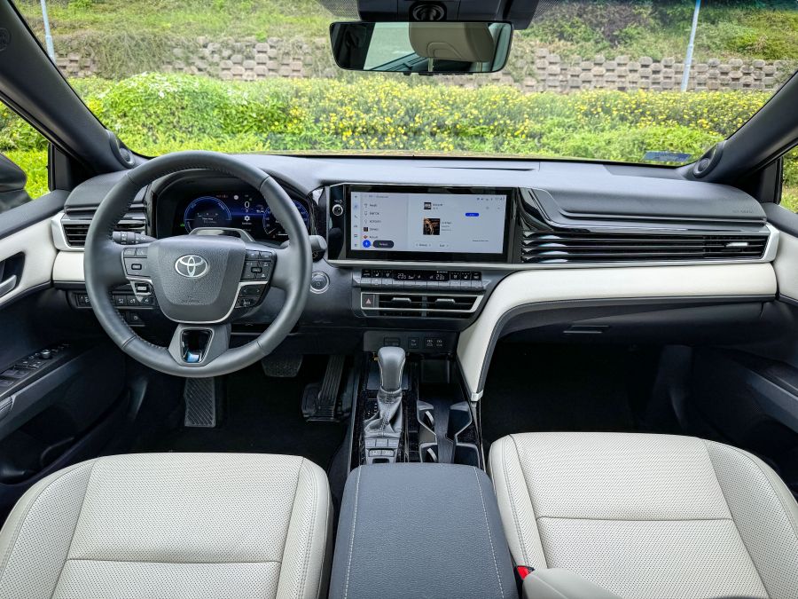 Nagy test, kis fogyasztás? Az új Toyota Camry - Autó & Motor - MOBILITY - Toyota, toyota camry, toyota camry 2025, toyota camry teszt, toyota camry2024,