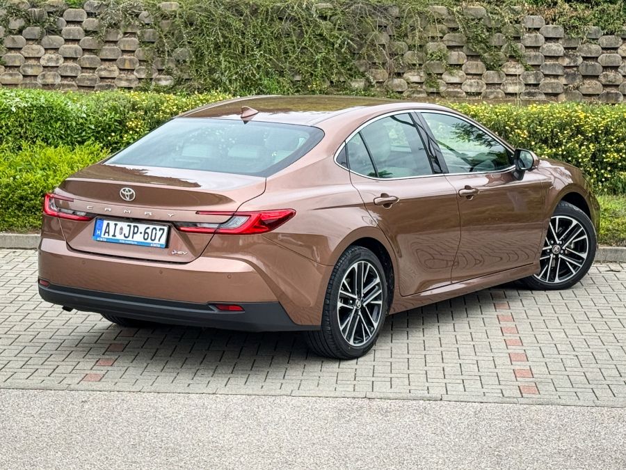 Nagy test, kis fogyasztás? Az új Toyota Camry - Autó & Motor - MOBILITY - Toyota, toyota camry, toyota camry 2025, toyota camry teszt, toyota camry2024,