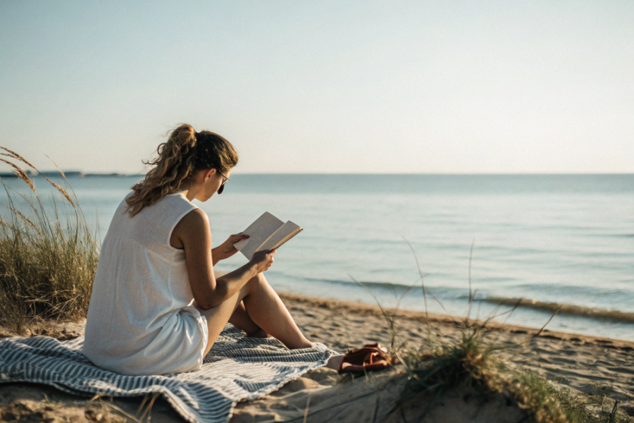 Nyár és olvasás – miért ilyenkor tudunk a legjobban elmélyülni a könyvekben? - STYLENEWS -  - nyár, olvasás, 