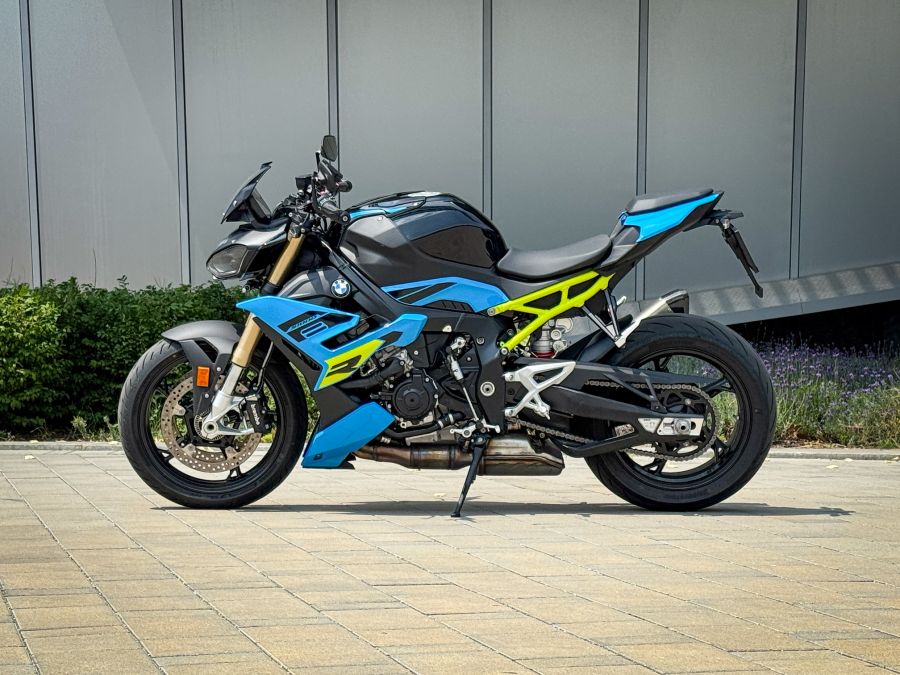 Az első lépcsőfok is magas az 1000-es BMW-k világában: 2025-ös BMW S1000R - Autó & Motor - MOBILITY - BMW, BMW-S1000R, S1000R, 