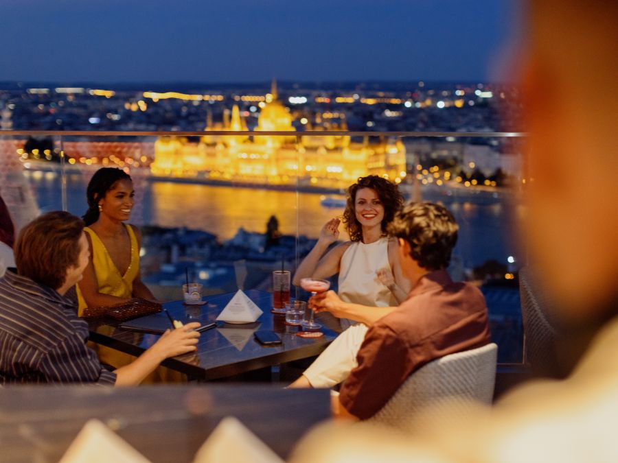 Feledhetetlen élmények, új ízek és exkluzív italok a White Raven Skybarban - STYLENEWS -  - hilton budapest, white raven skybar, 