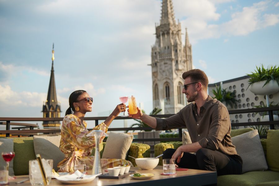 Feledhetetlen élmények, új ízek és exkluzív italok a White Raven Skybarban - STYLENEWS -  - hilton budapest, white raven skybar, 