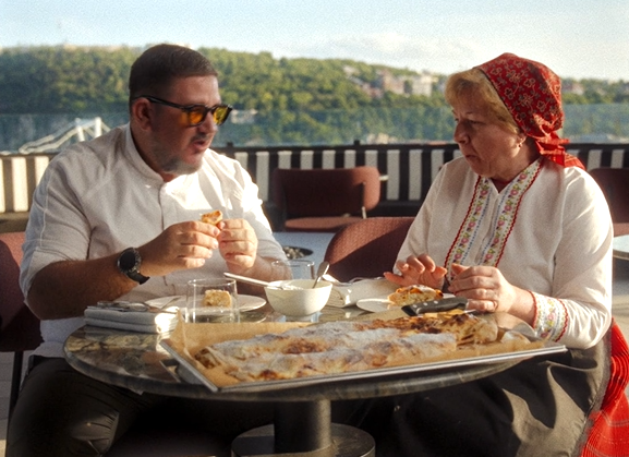 Váratlan páros: Magyar nagymama tanította rétest nyújtani a spanyol sztárséfet - Kikapcsoló - STYLENEWS - rétes,