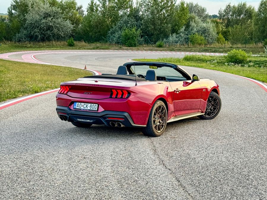 Mézédes áfonyás keménycukor – Ford Mustang GT Performance Convertible teszt - Autó & Motor - MOBILITY - 