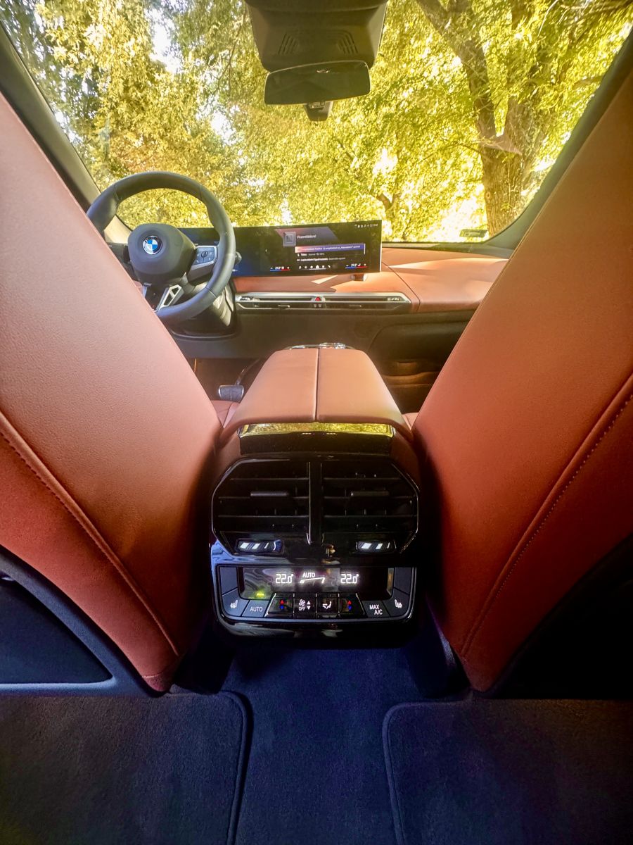 A csend hangja - BMW iX xDrive60 - Autó & Motor - MOBILITY - 2025 BMW iX xDrive60 teszt, BMW iX teszt, BMW iX60 teszt, 