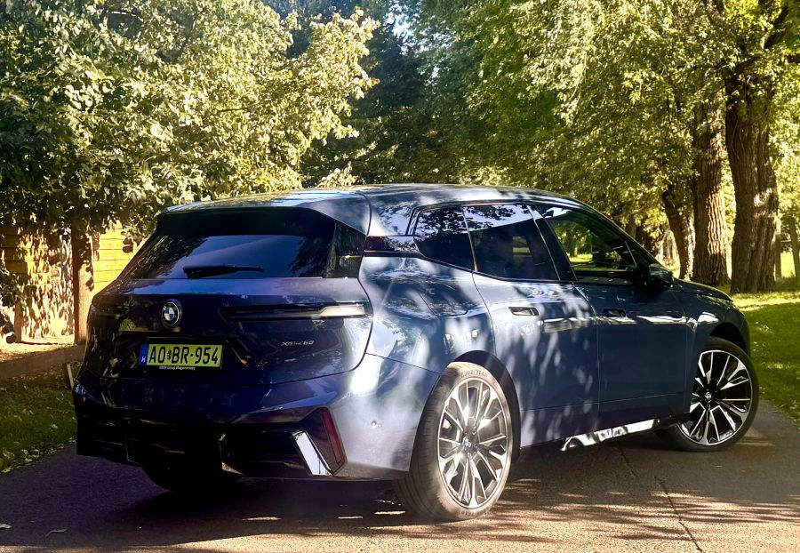 A csend hangja - BMW iX xDrive60 - Autó & Motor - MOBILITY - 2025 BMW iX xDrive60 teszt, BMW iX teszt, BMW iX60 teszt, 