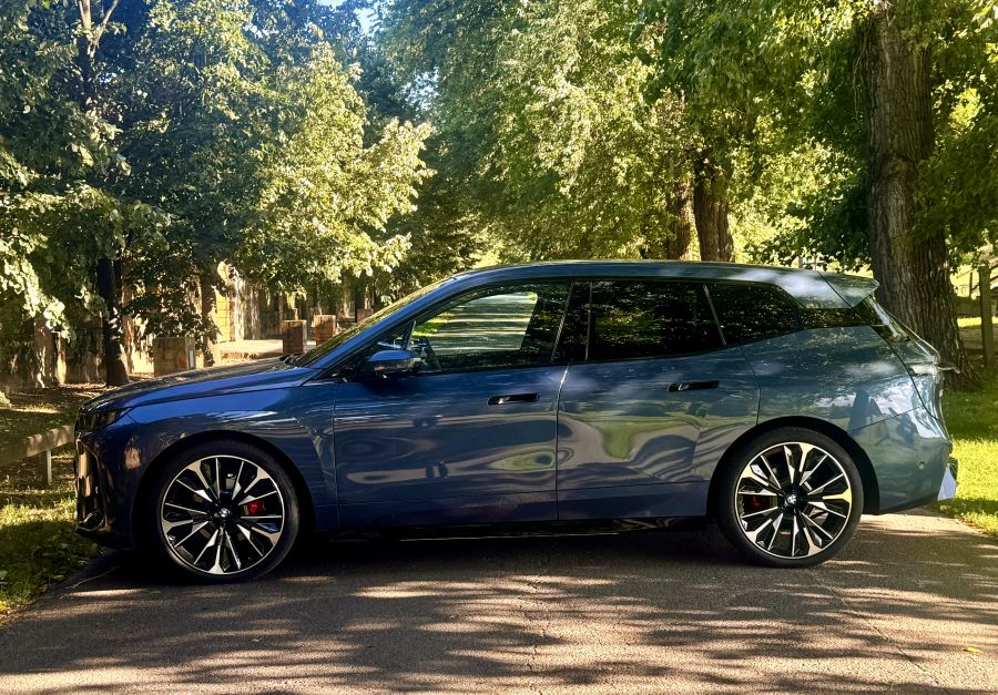 A csend hangja - BMW iX xDrive60 - Autó & Motor - MOBILITY - 2025 BMW iX xDrive60 teszt, BMW iX teszt, BMW iX60 teszt, 