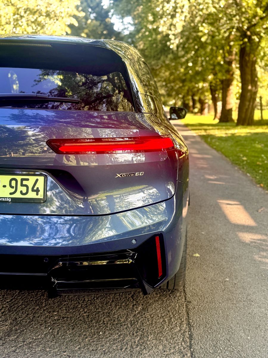 A csend hangja - BMW iX xDrive60 - Autó & Motor - MOBILITY - 2025 BMW iX xDrive60 teszt, BMW iX teszt, BMW iX60 teszt, 