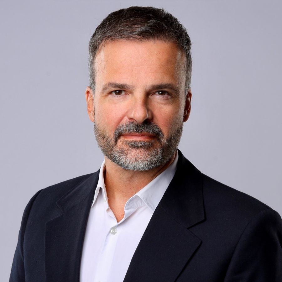 Üzleti fotózás a marketingstratégia szolgálatában – Maklári Tót Attila és képei, amelyek új dimenziót nyitnak a vizuális kommunikációban -  -  - céges arculat fotó, fotózás, időtálló üzleti portré, Maklári Tót Attila, MTAphoto STUDIO, portré fotózás, üzleti fotó, üzleti portré, 