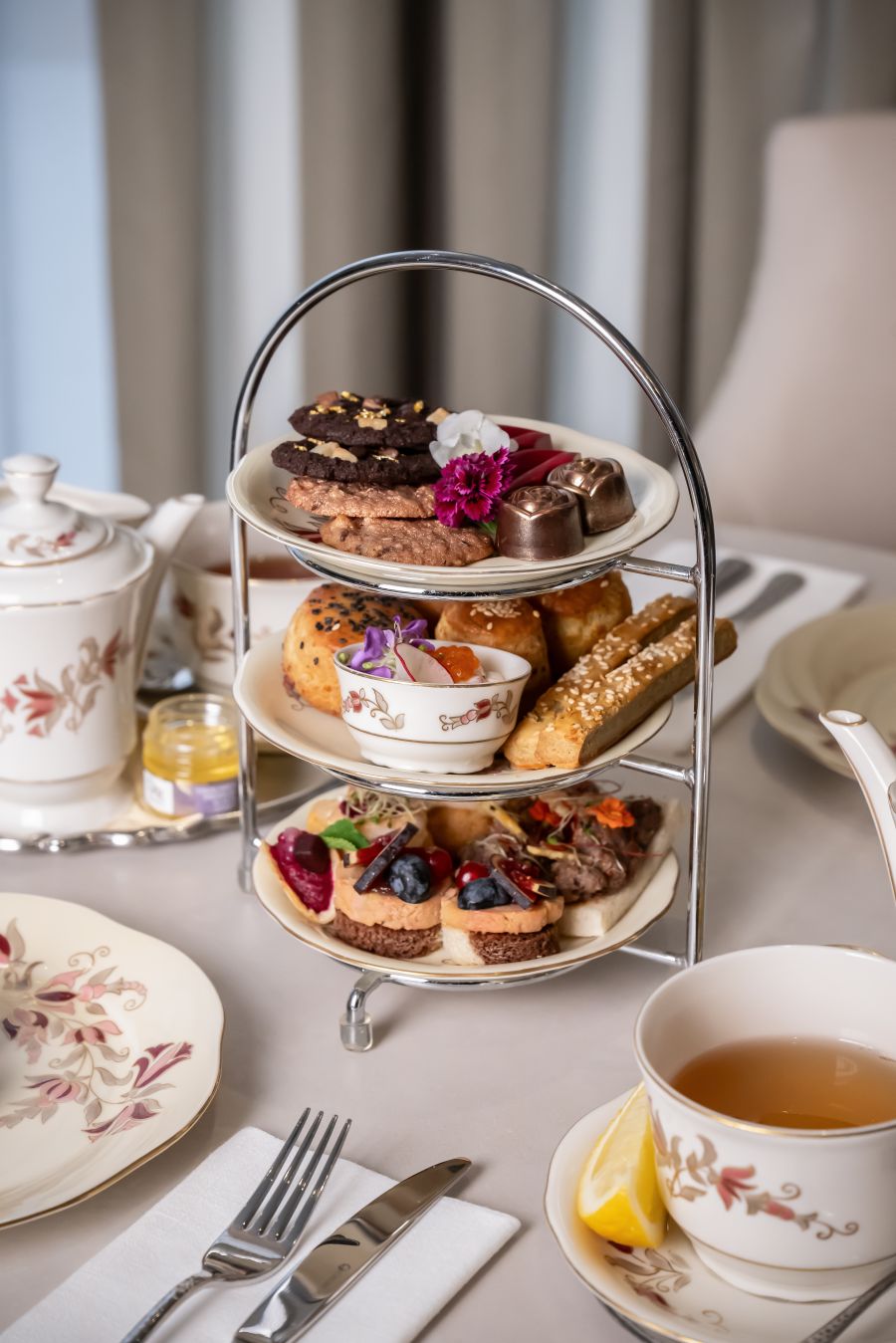 Szarvasgomba és kaviár jár a pogácsához, ehető arany pedig a kekszhez a Zsolnay Kávéházban - STYLELIFE -  - Radisson Blu Béke Hotel, Stílusgourmand Afternoon Tea by Zsolnay Café, Zsolnay porcelánszervíz, 