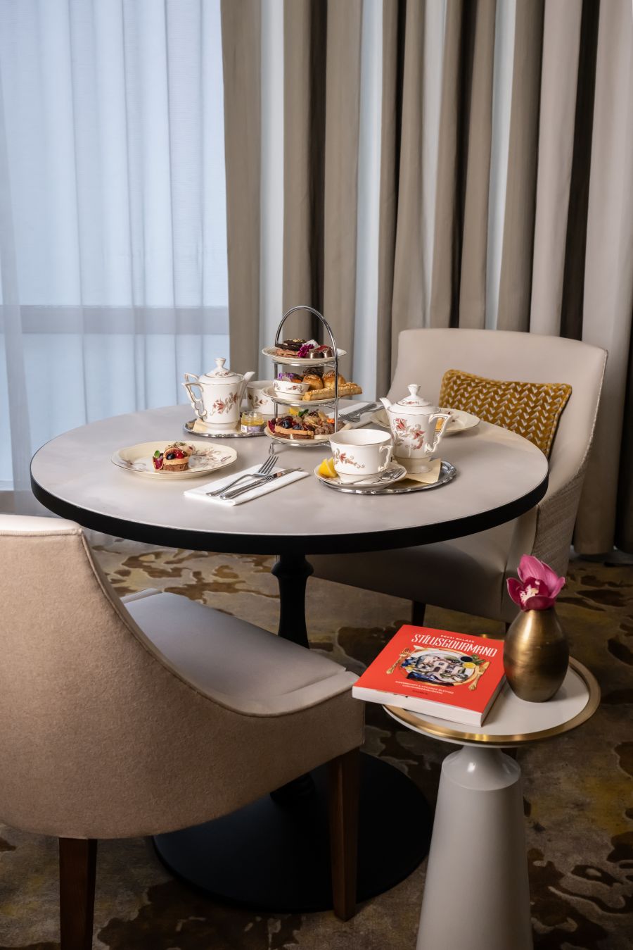 Szarvasgomba és kaviár jár a pogácsához, ehető arany pedig a kekszhez a Zsolnay Kávéházban - STYLELIFE -  - Radisson Blu Béke Hotel, Stílusgourmand Afternoon Tea by Zsolnay Café, Zsolnay porcelánszervíz, 