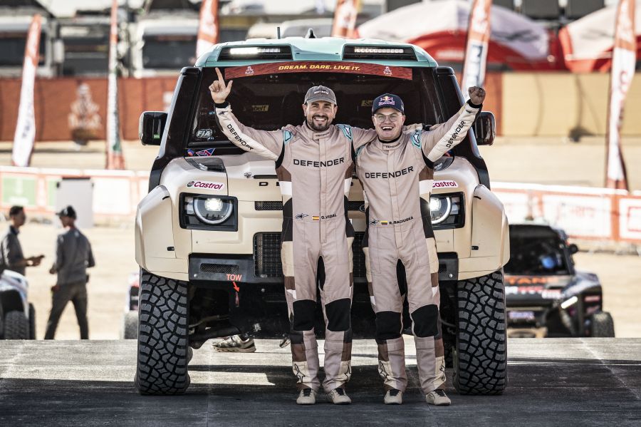 A defender sikeresen debütált az idei Dakaron: hármas győzelem a prológon, a tereprali-világbajnokság nyitányán - Autó & Motor - MOBILITY - dakar, dakar 2026, defender, 