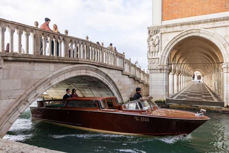 ASHTON KUTCHER, EVAN PETERS, BELLA HADID: SZTÁRPARÁDÉVAL DEBÜTÁL JANUÁR 22-ÉN AZ FX „A SZÉPSÉG” CÍMŰ SAJÁT GYÁRTÁSÚ SOROZAT A DISNEY+-ON - STYLENEWS -  - 