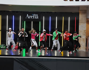 Szivárványszínek és fergeteges divatshow a kifutón - Divathírek -  - Arena Plaza Tavaszi Divathetek, divatshow, Lakatos Márk, Lukács Gabi, 