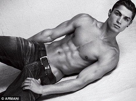 Cristiano Ronaldo Armani alsókban - Divathírek -  - alsónadrág, Armani, Christiano Ronaldo, farmer, Ronaldo,