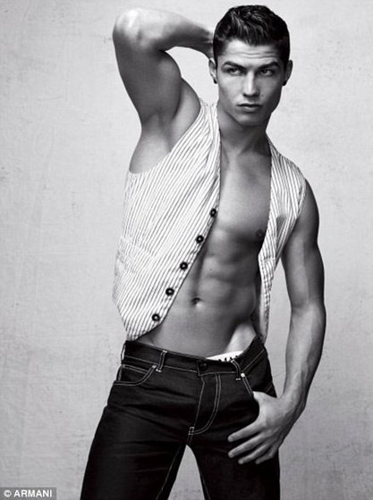 Cristiano Ronaldo Armani alsókban - Divathírek -  - alsónadrág, Armani, Christiano Ronaldo, farmer, Ronaldo,