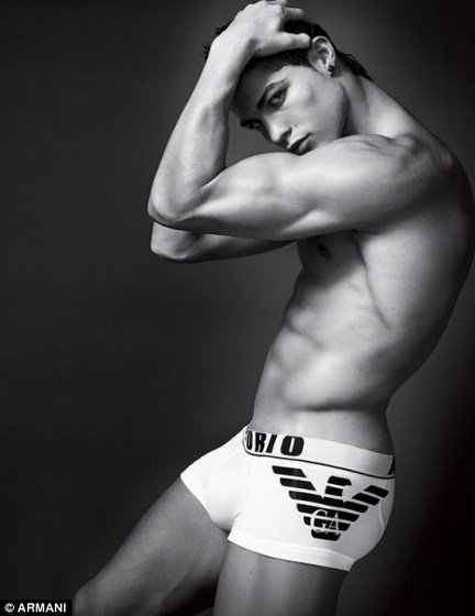 Cristiano Ronaldo Armani alsókban - Divathírek -  - alsónadrág, Armani, Christiano Ronaldo, farmer, Ronaldo,