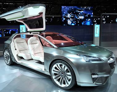 80. Nemzetközi Autószalon a mozgás és dinamika jegyében -  -  - 80. nemzetközi autószalon, alfa romeo, audi, kiállítás, mercedes, mini, peugeot, porsche, 