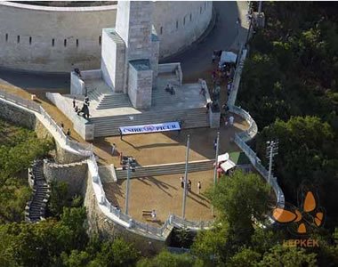 Éjszakai városnézés és üzenet ponyván -  -  - éjszakai városnézés, meglepkék, naplemente, programajánló, 