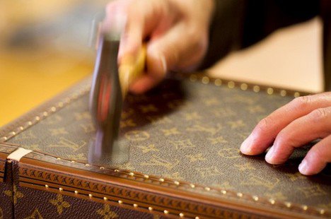 Így készült a VB trófea táskája - Divathírek -  - 2010, divat, Louis Vuitton, VB, 