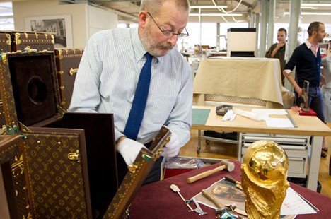 Így készült a VB trófea táskája - Divathírek -  - 2010, divat, Louis Vuitton, VB, 