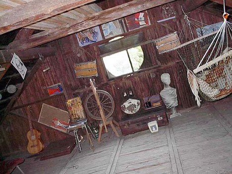 A padlás -  -  - Ágy asztal TV, Kópis Benedek, lakberendezés, padlás, 