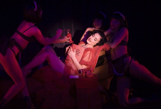 Nálunk is megőrült a párizsi ló -  -  - ++erotika, ++m%C5%B1v%C3%A9szet, +Crazy+Horse, meztelens%C3%A9g, 