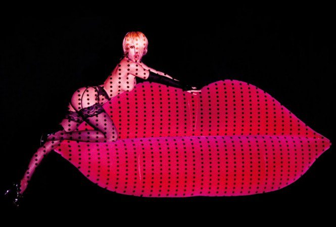 Nálunk is megőrült a párizsi ló -  -  - ++erotika, ++m%C5%B1v%C3%A9szet, +Crazy+Horse, meztelens%C3%A9g, 