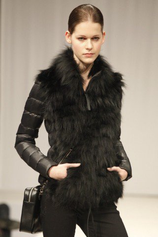 A Pinko exkluzív kollekciója - Divathírek -  - Absolut Vodka, földszínek, karácsonyi kollekció, kötött, műszőrme, Pinko,