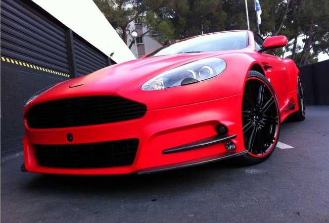 Mikulásruhát kapott az Aston Martin DBS - Autó & Motor -  - Aston Martin DBS, autó,