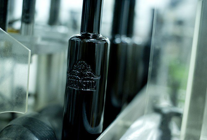 Új üveggel domborít a Rézangyal -  -  - gasztro, pálinka, Rézangyal, 