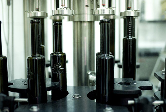 Új üveggel domborít a Rézangyal -  -  - gasztro, pálinka, Rézangyal, 